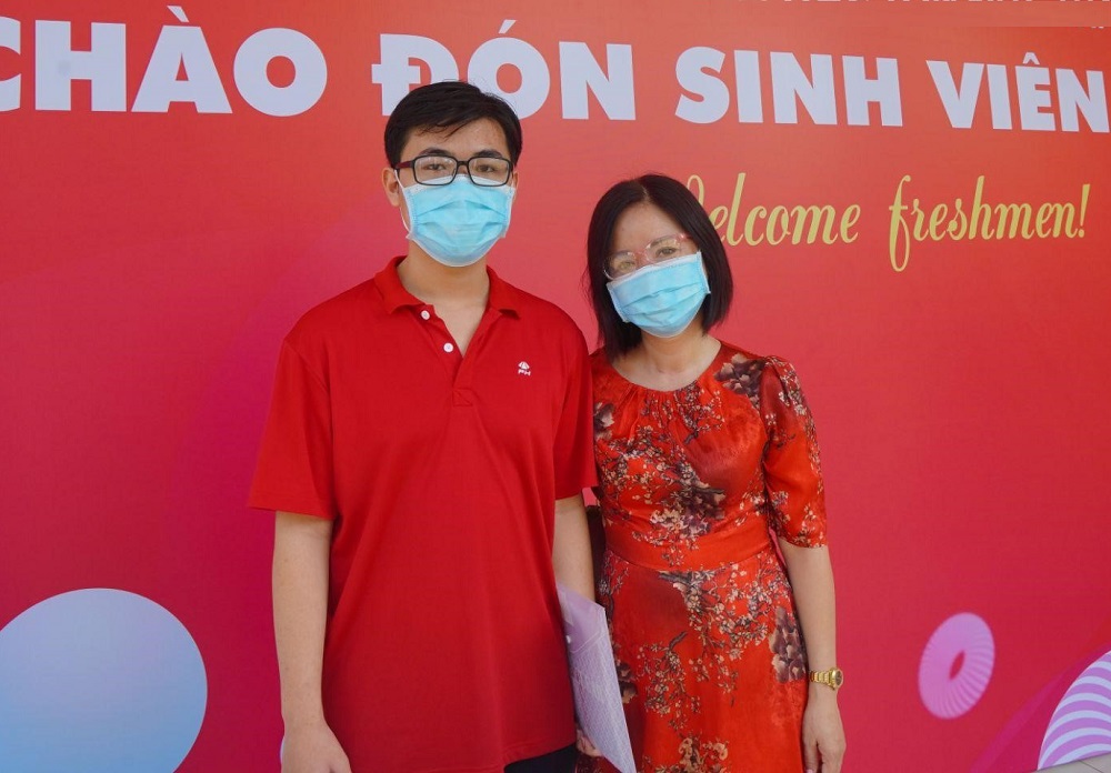 Huỳnh Tuấn Anh - Tân sinh viên Khoa Công nghệ thông tin chụp hình cùng mẹ.