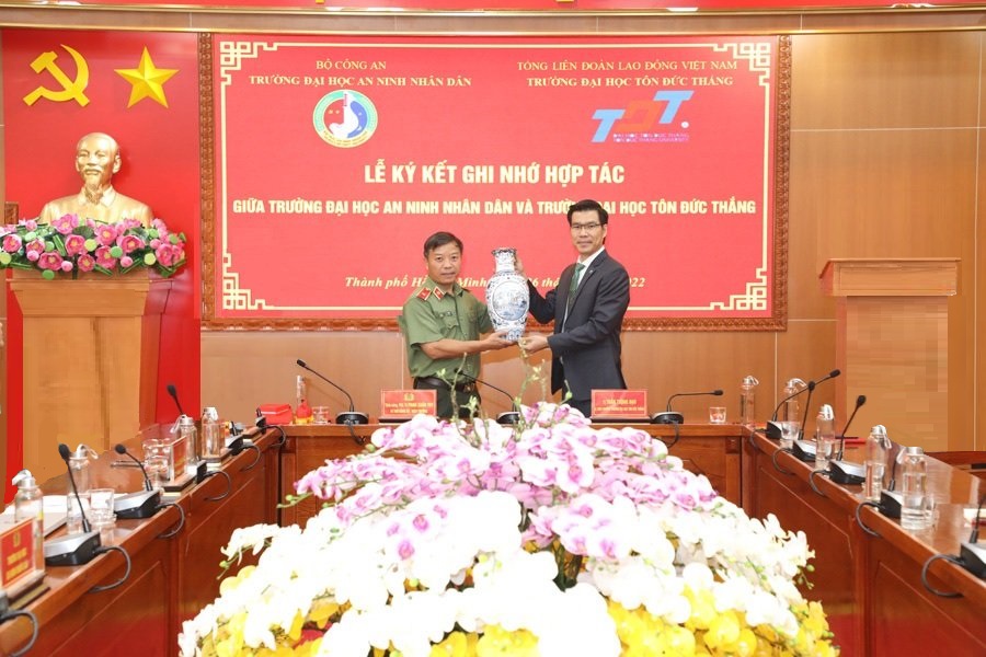 Major General, Assoc. Prof. Dr. Phan Xuan Tuy - Director of People's Security University and Dr. Tran Trong Dao - Acting President of Ton Duc Thang University signed and exchanged the Memorandum of Understanding.