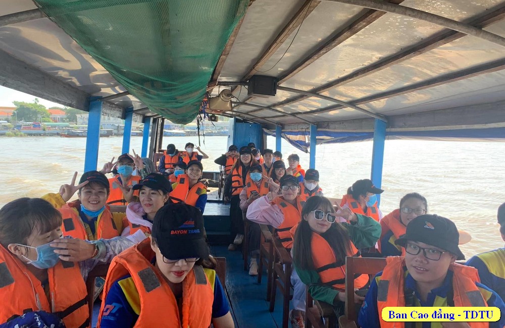 Đoàn di chuyển trên sông Tiền Giang tới thăm cù lao Thới Sơn (Tiền Giang) -1 