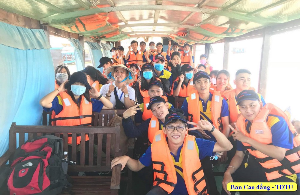 Đoàn di chuyển trên sông Tiền Giang tới thăm cù lao Thới Sơn (Tiền Giang)