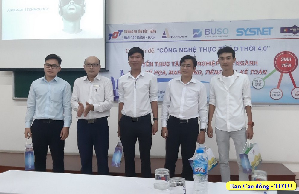 TS. Nguyễn Hữu Khánh Nhân tặng quà lưu niệm cho các doanh nghiệp