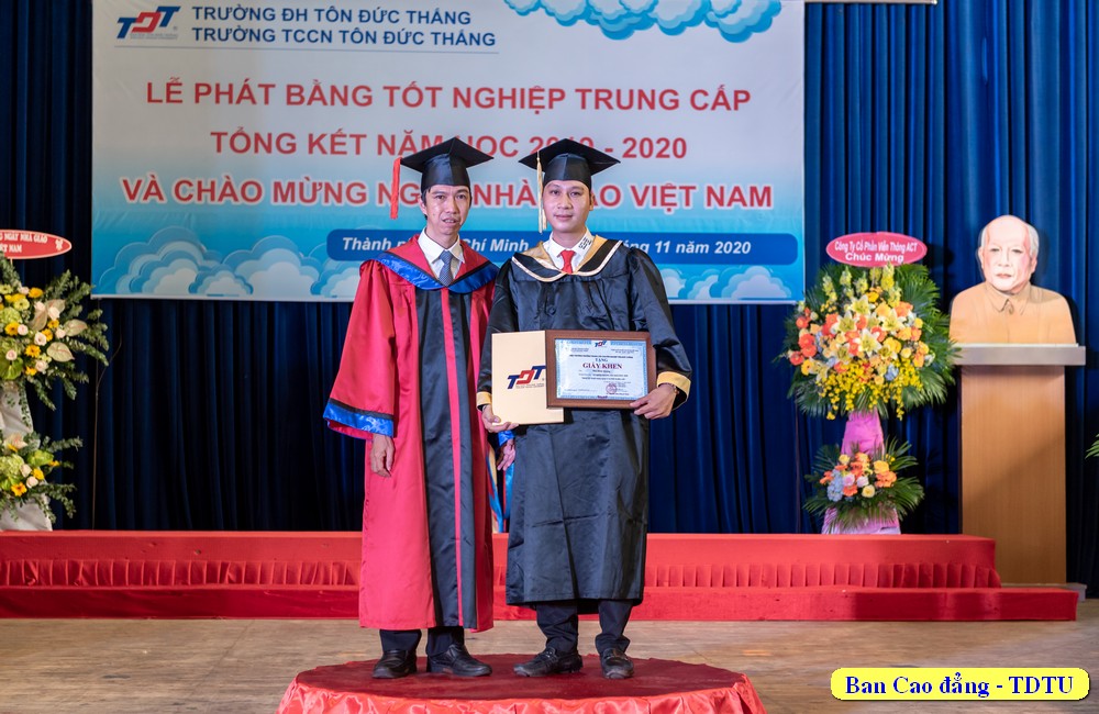 TS. Võ Hoàng Duy - Phó bí thư Đảng ủy Trường đại học Tôn Đức Thắng trao bằng tốt nghiệp