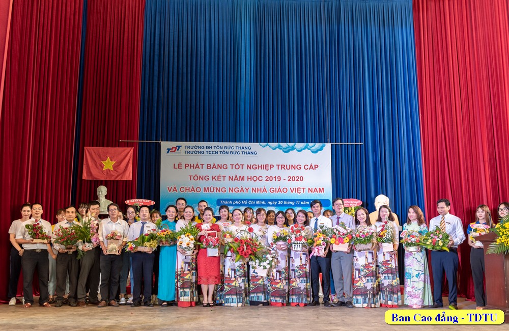 HSSV tặng hoa tri ân thầy cô giáo nhân ngày Nhà giáo Việt Nam