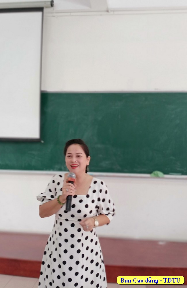 Bà Nguyễn Thị Thanh Thúy, Giám đốc Công Ty Cổ Phần và Đầu Tư Vương Quốc Anh, chia sẻ về sự cần thiết của tiếng Anh trong dịch vụ xuất nhập khẩu.