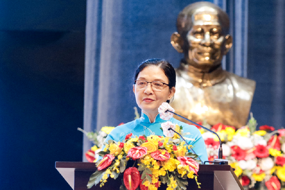 Cô Nguyễn Thị Tuyết Tâm – Khoa Ngoại ngữ thay mặt giảng viên phát biểu cảm nghĩ nhân ngày 20/11.