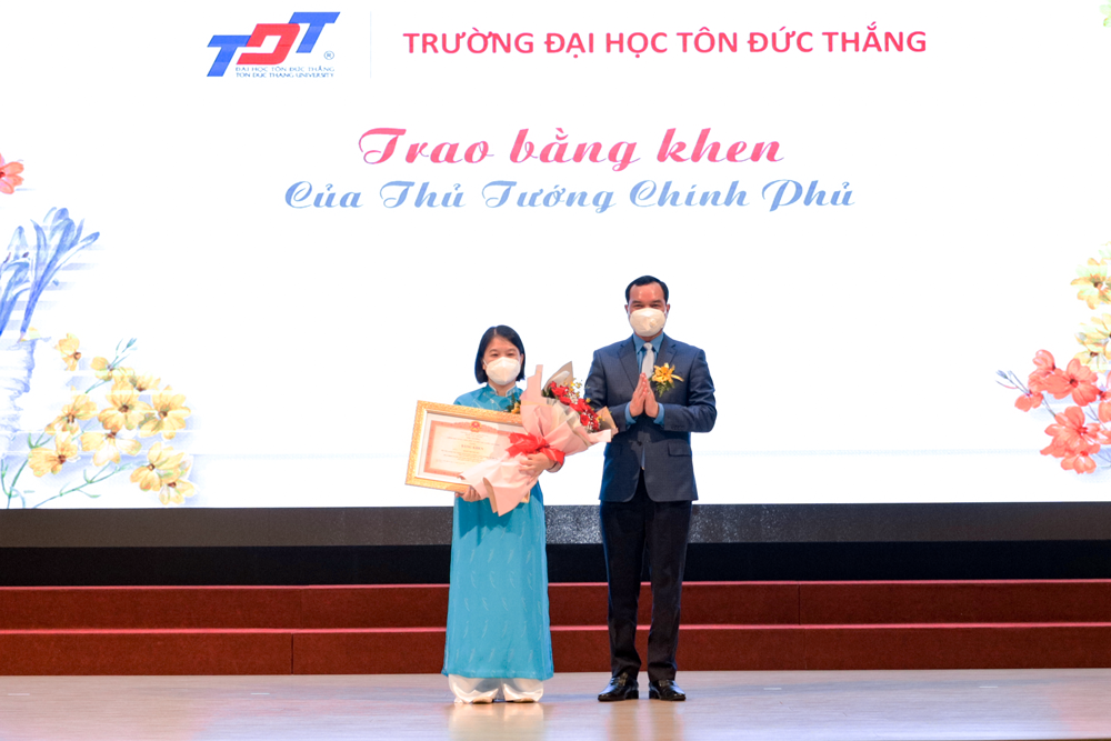 Đồng chí Nguyễn Đình Khang trao bằng khen của Thủ tướng Chính phủ cho TS. Phạm Thị Thu Hà – Phó viện trưởng Viện Nghiên cứu di truyền và giống.