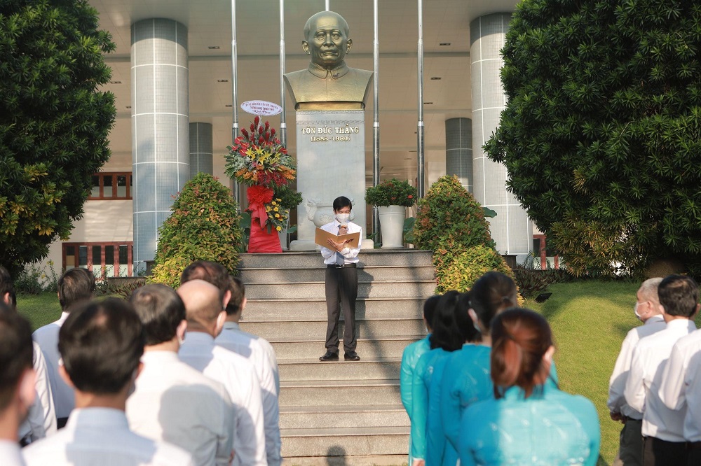 TS. Võ Hoàng Duy, Phó bí thư Đảng ủy TDTU ôn lại cuộc đời và sự nghiệp của Chủ tịch Tôn Đức Thắng.