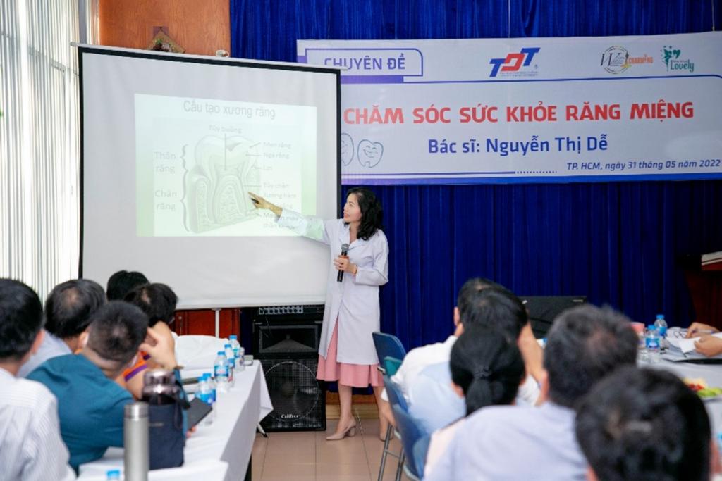 Bác sĩ Nguyễn Thị Dễ  trình bày chuyên đề về chăm sóc sức khỏe răng miệng.