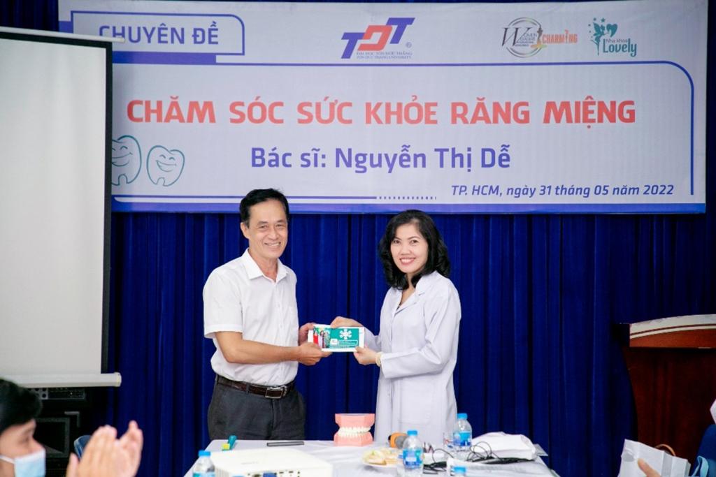 Thầy Vũ Phạm Tín, Chủ tịch Công đoàn Cơ sở Thành viên TCCN Tôn Đức Thắng tiếp nhận món quà tài trợ từ Trung Tâm Nha Khoa Lovely.