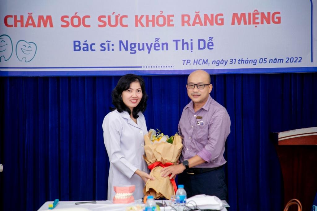 Thầy Nguyễn Hữu Khánh Nhân, Phó Hiệu Trưởng Trường TCCN Tôn Đức Thắng thay mặt Nhà Trường cám ơn sự đồng hành của Trung Tâm Nha Khoa Lovely.