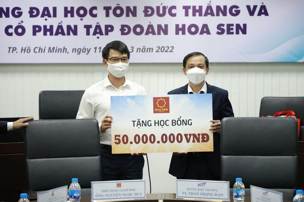 Hoa Sen Group awarding scholarships worth 50 million VND to TDTU students.