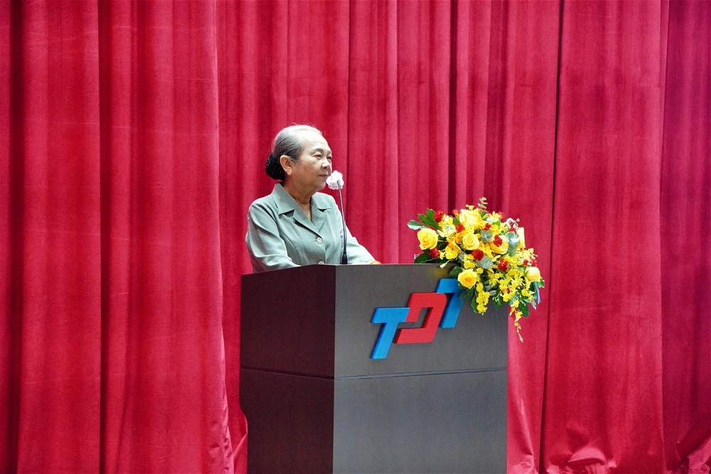 Bà Hoàng Thị Khánh - Chủ tịch danh dự Hội Bảo trợ người khuyết tật và trẻ em mồ côi TP. Hồ Chí Minh phát biểu tại buổi lễ.