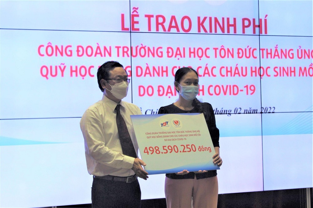 ThS. Nguyễn Quốc Bảo - Chủ tịch Công đoàn TDTU trao biểu trưng số tiền ủng hộ của giảng viên, viên chức TDTU cho Hội Bảo trợ người khuyết tật và trẻ em mồ côi TP. Hồ Chí Minh.