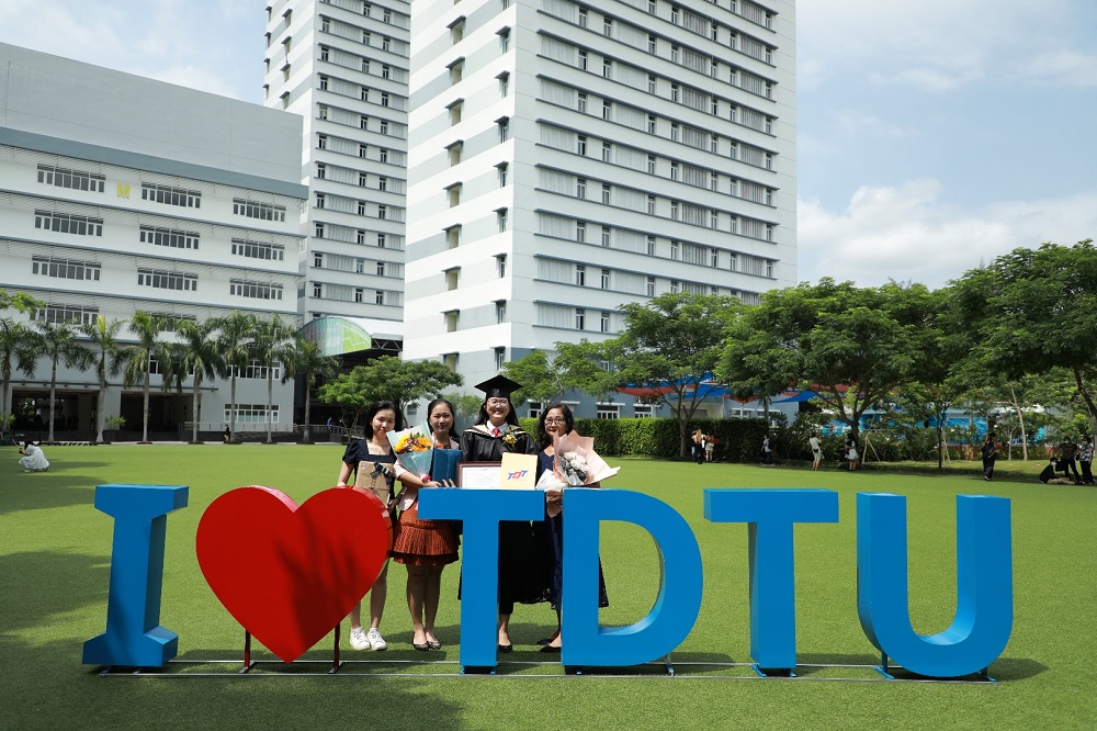 Các sinh viên tốt nghiệp lưu giữ những khoảnh khắc thời sinh viên tại TDTU.