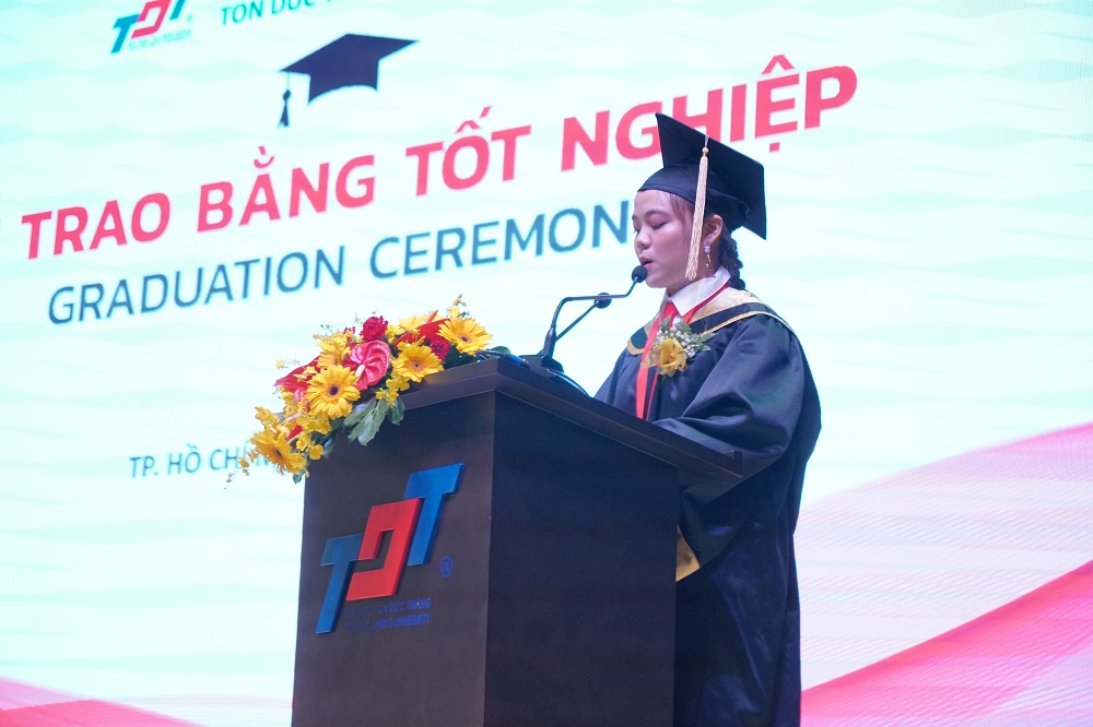 Tân cử nhân Trần Thị Diệu An phát biểu cảm nghĩ trong lễ tốt nghiệp.