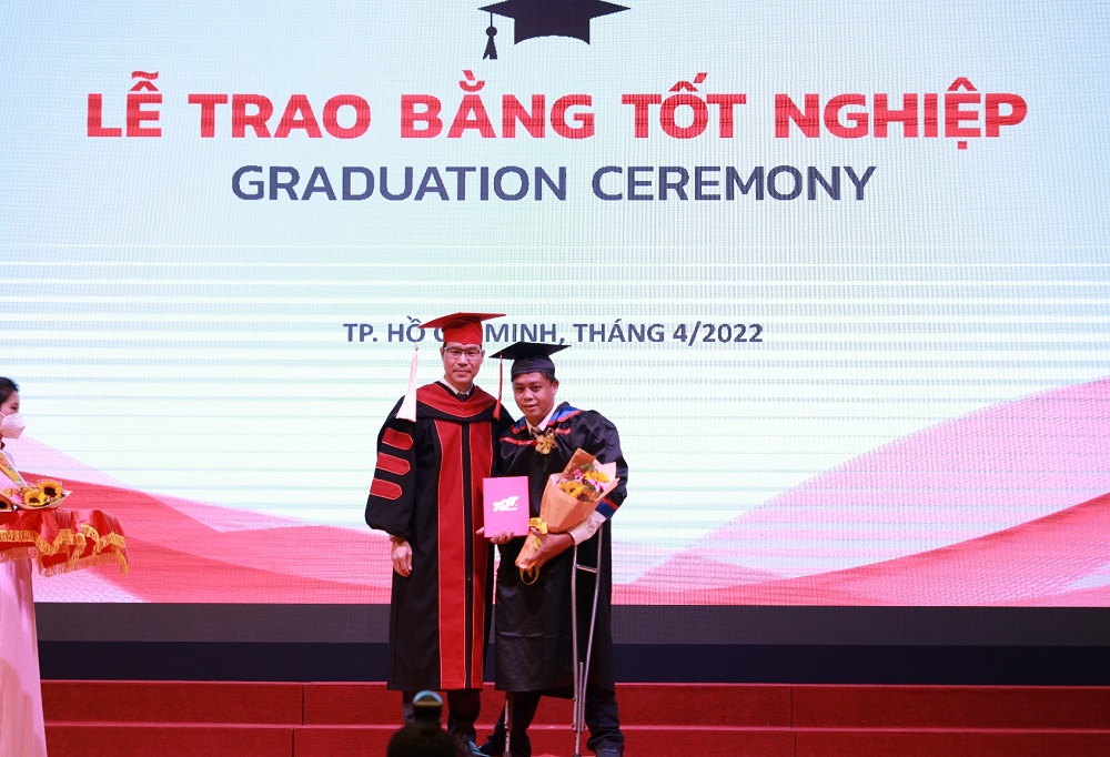 TS. Trần Trọng Đạo trao bằng cho anh Nguyễn Dũng Hùng Anh, học viên khuyết tật đã nỗ lực vượt khó để hoàn thành chương trình Thạc sỹ ngành Quản trị kinh doanh.